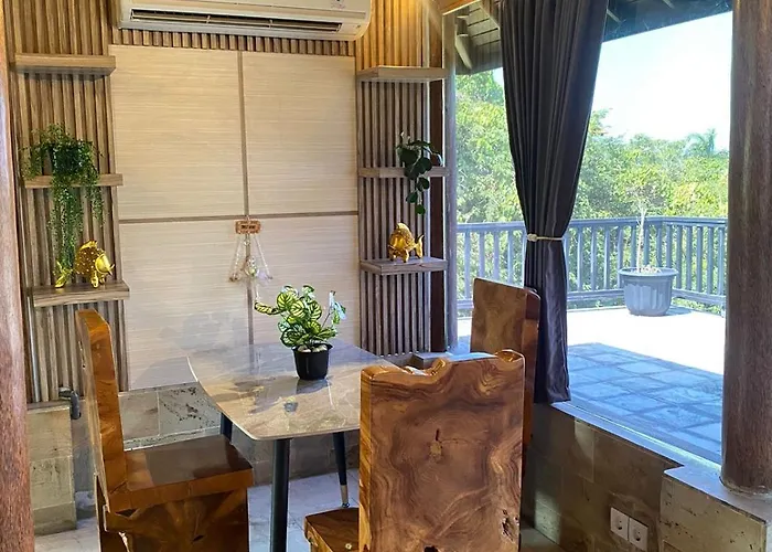Puri Ratu Pensión 3*